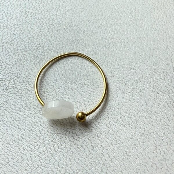✨ Anillo Dorado con Piedra Blanca – Elegancia Sutil y Natural