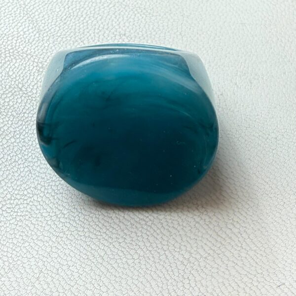 💙 Anillo Chunky Azul Tornasolado – Elegancia en Cada Giro