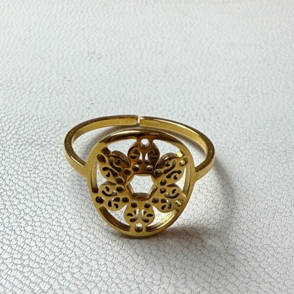 💛 Anillo Dorado con Diseño Floral Calado – Elegancia Artesanal para tus Manos