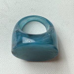 💙 Anillo Chunky Azul Tornasolado – Elegancia en Cada Giro