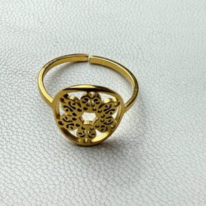 💛 Anillo Dorado con Diseño Floral Calado – Elegancia Artesanal para tus Manos