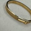 💛 Brazalete Dorado con Cristales y Cierre de Seguridad – Elegancia Atemporal en Acero