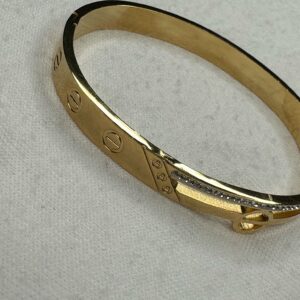 💛 Brazalete Dorado con Cristales y Cierre de Seguridad – Elegancia Atemporal en Acero