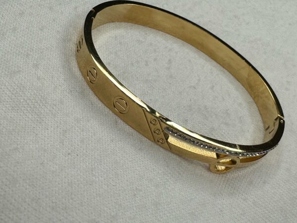 💛 Brazalete Dorado con Cristales y Cierre de Seguridad – Elegancia Atemporal en Acero