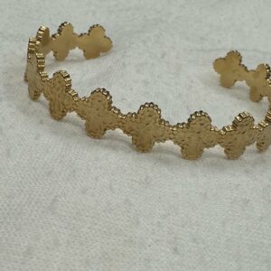 🌟 Brazalete Abierto Dorado con Motivo Floral Texturizado – Elegancia Artesanal y Distinción