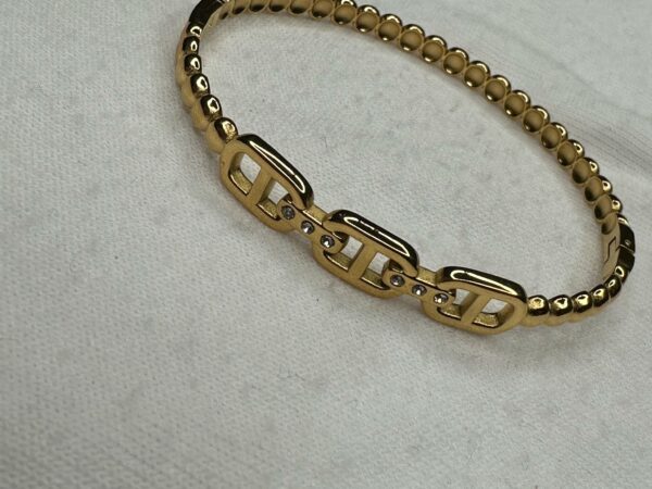 💎 Brazalete Dorado con Eslabones y Detalle de Cristales – Estilo Moderno con Toque Brillante