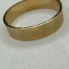 ✨ Brazalete Dorado Ancho con Textura Grabada – Elegancia Atemporal para Cualquier Estilo