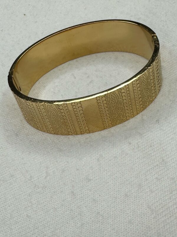 ✨ Brazalete Dorado Ancho con Textura Grabada – Elegancia Atemporal para Cualquier Estilo