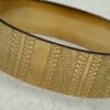✨ Brazalete Dorado Ancho con Textura Grabada – Elegancia Atemporal para Cualquier Estilo