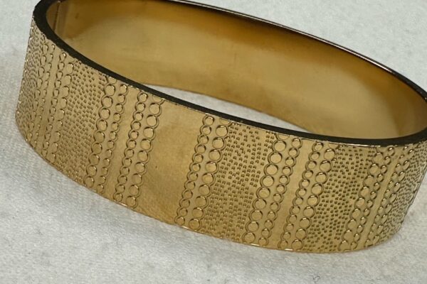 ✨ Brazalete Dorado Ancho con Textura Grabada – Elegancia Atemporal para Cualquier Estilo