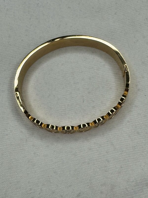 ✨ Brazalete Dorado con Detalles Circulares y Brillantes – Estilo Moderno y Sofisticado