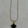 ✨ Collar de Acero Dorado con Dije de Flor Negra – Elegancia Minimalista