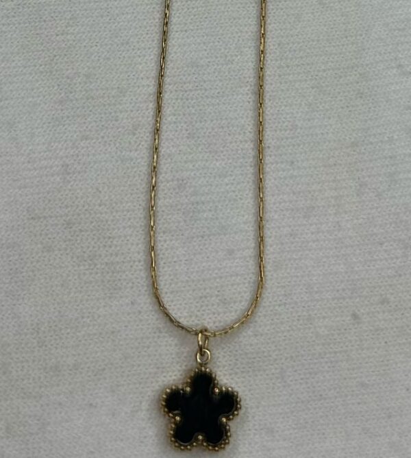 ✨ Collar de Acero Dorado con Dije de Flor Negra – Elegancia Minimalista