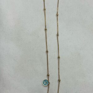 🌟 Collar de Acero Dorado con Dije Smiley y Detalle Azul – Estilo Casual con Actitud