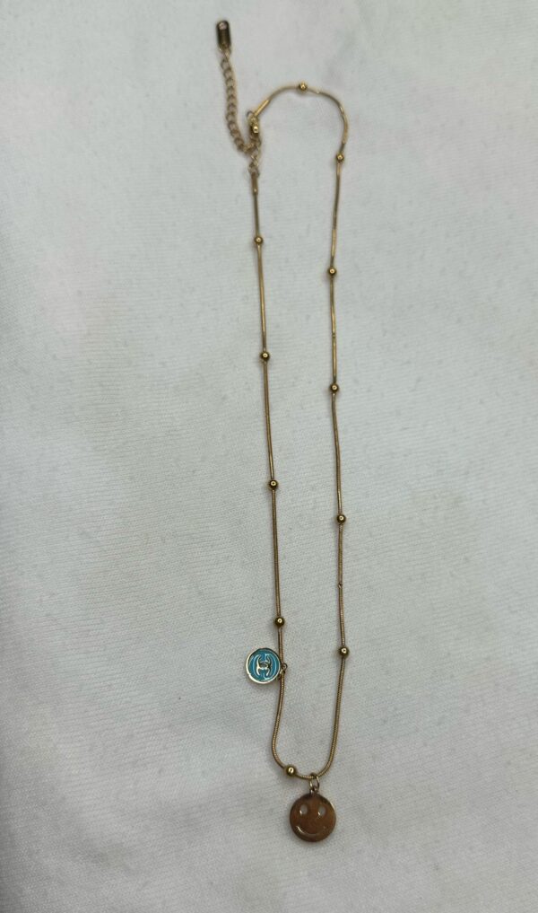 🌟 Collar de Acero Dorado con Dije Smiley y Detalle Azul – Estilo Casual con Actitud