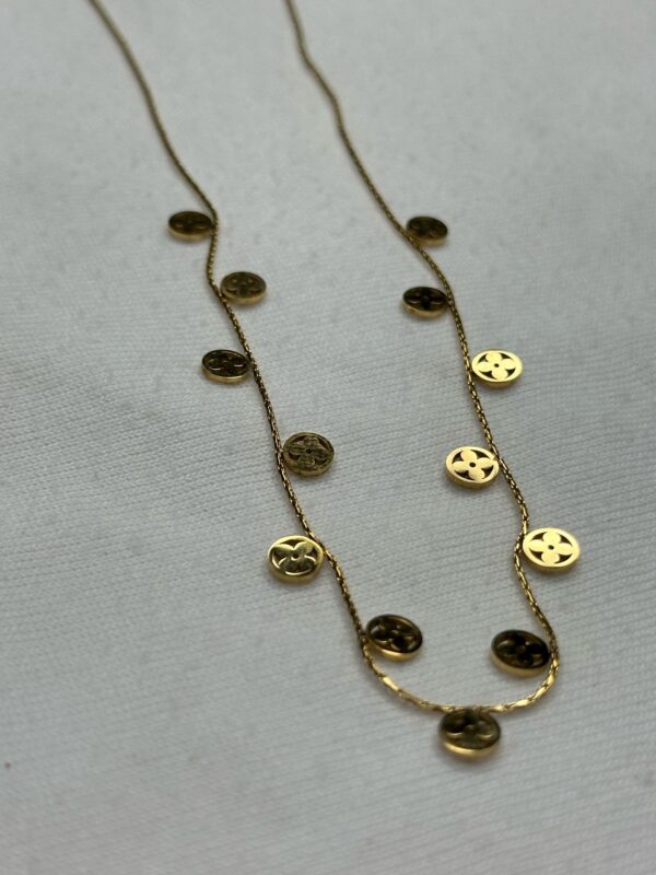 ✨ Collar Dorado de Acero con Dijes Circulares Troquelados