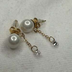 ✨ Toque Clásico con Elegancia Moderna – Acero con Perla Sintética