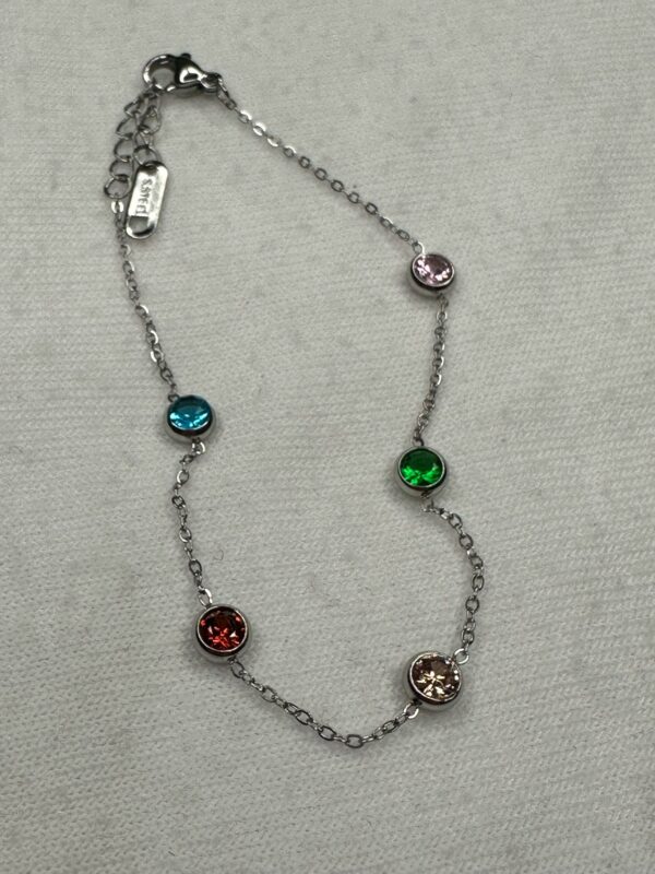 🌈 Brazalete colgante con Cristales de Colores – Elegancia y Alegría en Cada Detalle